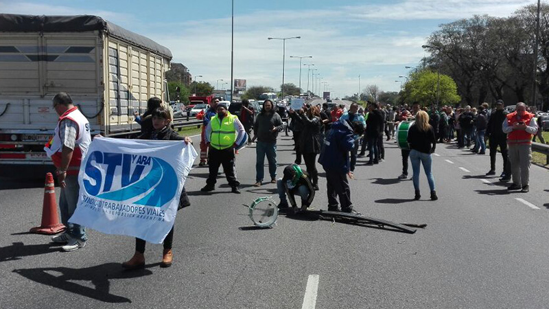 Trabajadores viales cortan la avenida General Paz