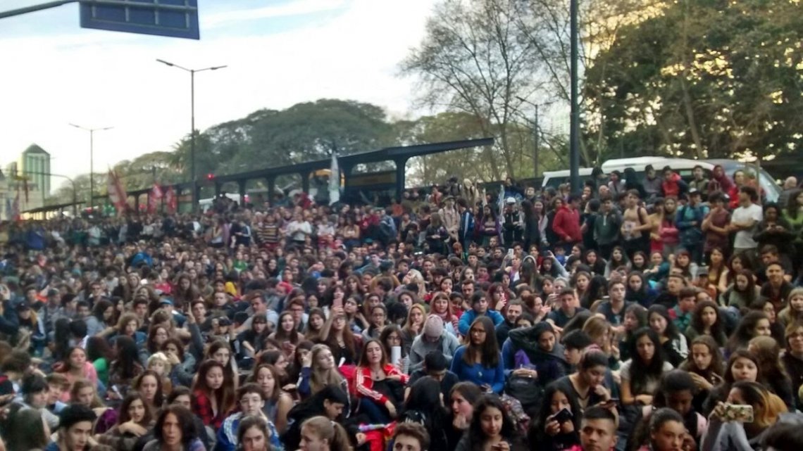 La “secundaria del futuro” busca el control ideológico de las aulas