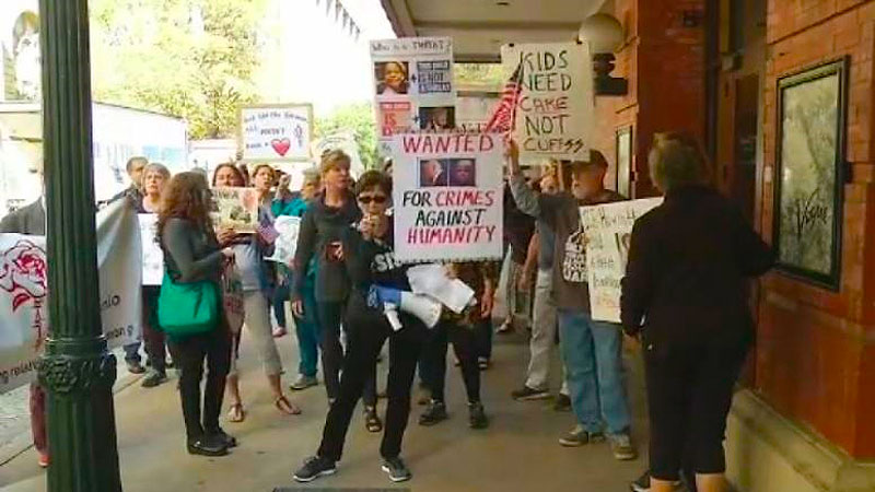 Activistas presionan para liberar a niña migrante detenida por Trump