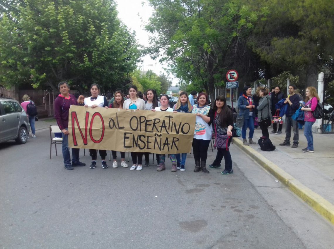 Estudiantes realizan cortes de calle y clases públicas contra el operativo Enseñar