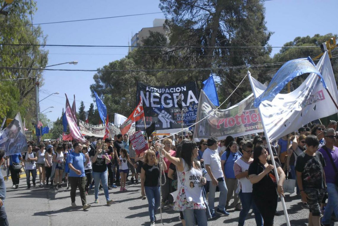 Neuquén: trabajadores estatales marcharon conta la reforma laboral y contra la represión