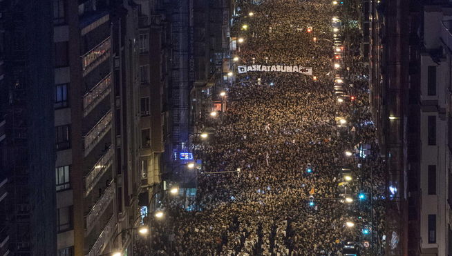 Las calles de Bilbao se desbordan contra la dispersión de los presos políticos vascos 