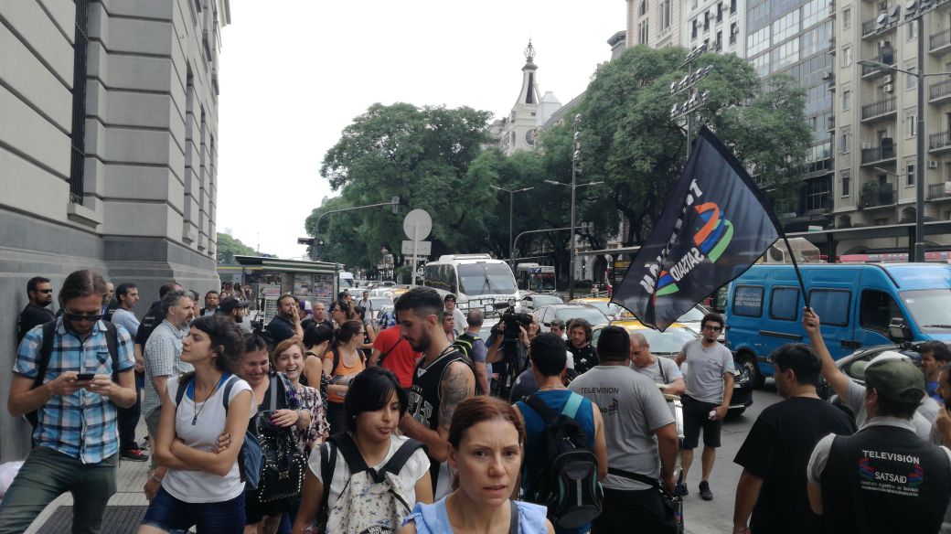 Trabajadores de TDA toman el hall del CCK exigiendo respuestas de Lombardi