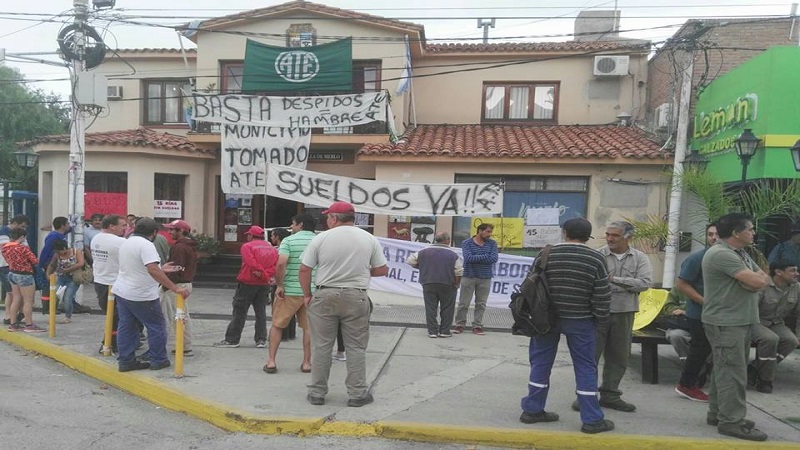 San Luis: trabajadores toman la municipalidad de Villa de Merlo 