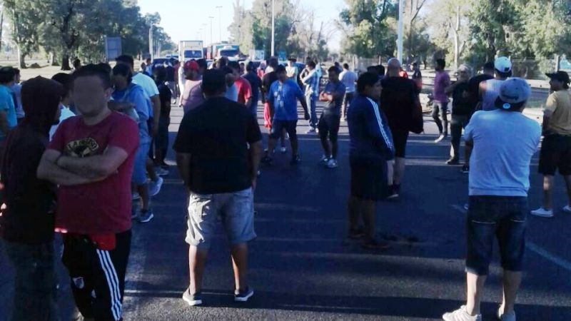 Trabajadores de Cresta Roja cortan autopista Ezeiza - Cañuelas