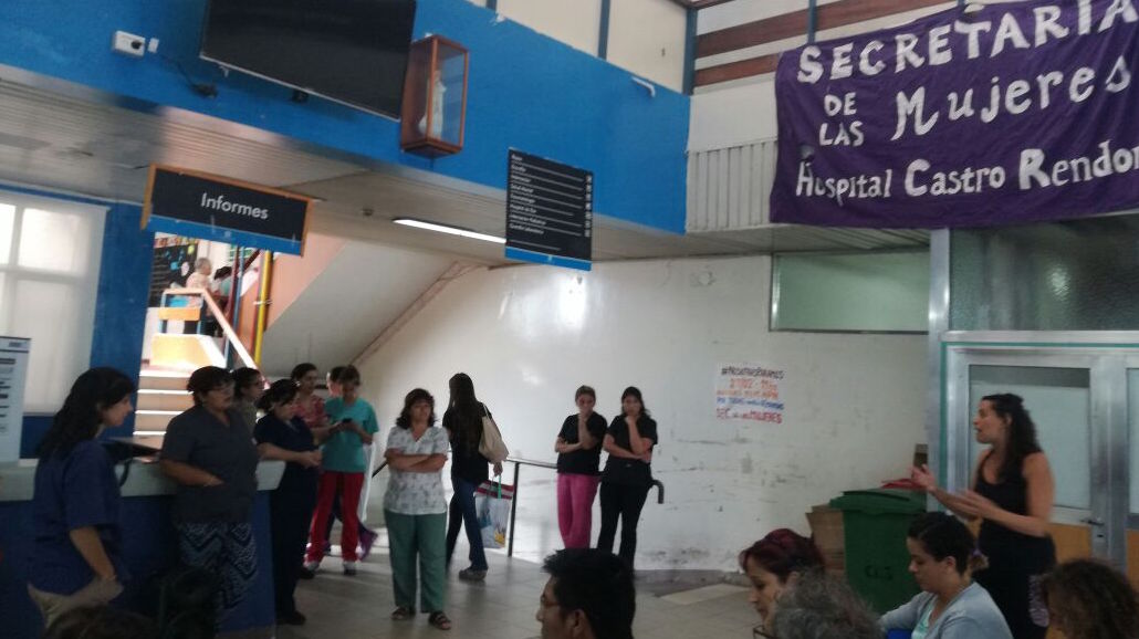  Asamblea de mujeres en el hall del Hospital Castro Rendón