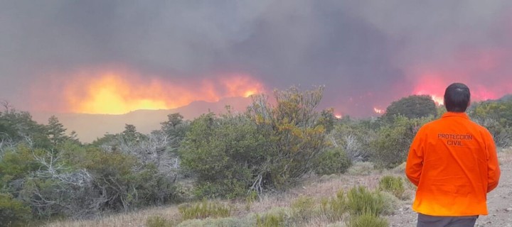 La Ley Ómnibus promueve el fuego y amenaza glaciares contra toda evidencia científica