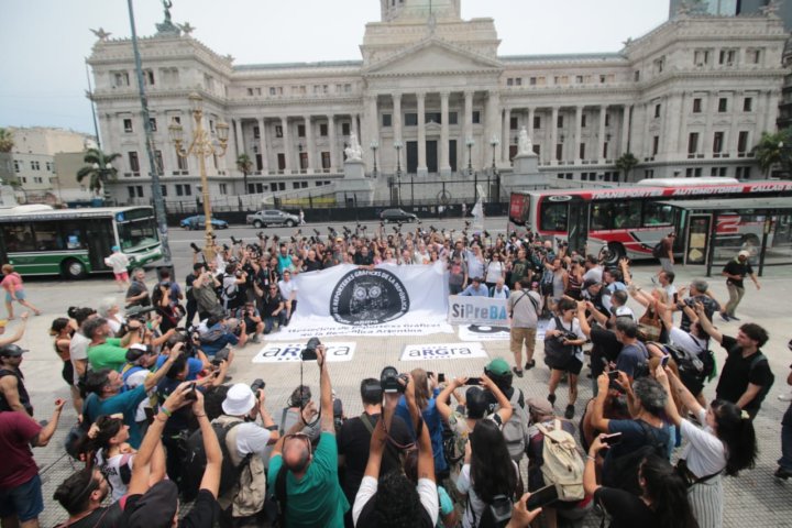 Protesta de trabajadores de prensa en el Congreso argentino: ¡basta de represión, nuestros ojos miran!