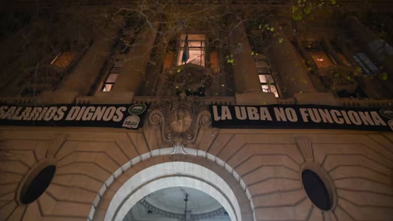 Vigilia en el Nacional Buenos Aires: estudiantes secundarios adhieren a la marcha universitaria