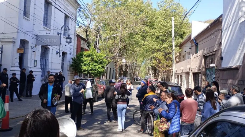 ¡Edenor les cerró las puertas!: Así estalló la rabia de los usuarios en San Fernando