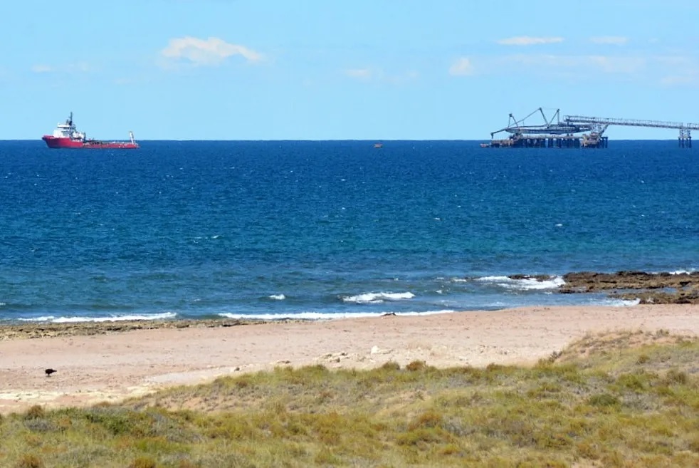 Trabajadores del Cenpat-Conicet denuncian los peligros del oleoducto en Punta Colorada