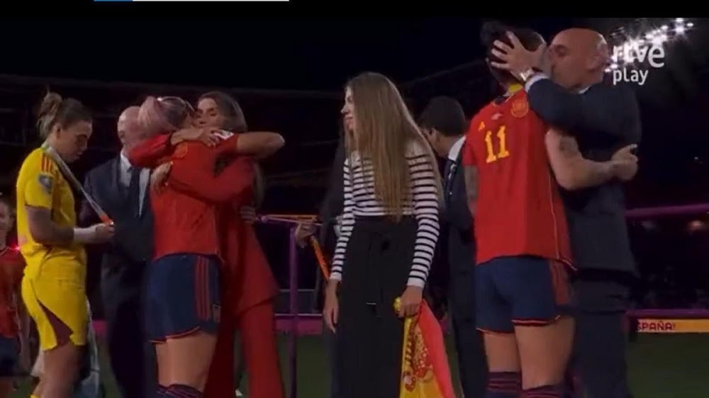 Fútbol español: la Selección femenina renuncia ante la misoginia del presidente Luis Rubiales