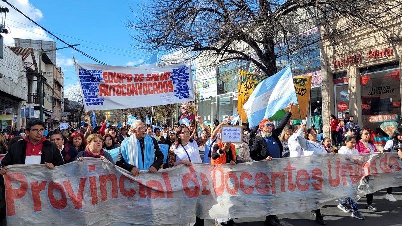 Salta: las calles de la ciudad otra vez conmovidas por el reclamo de docentes y salud