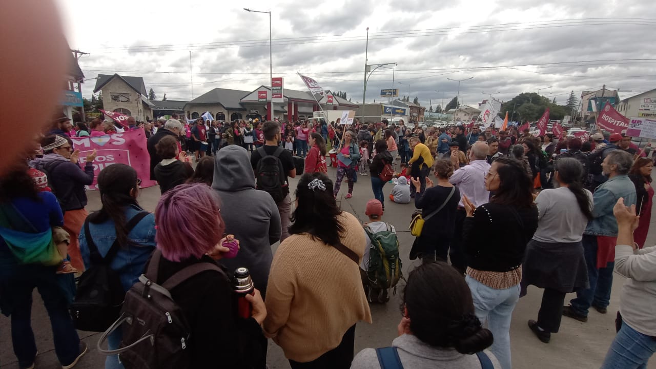 Con una nueva jornada de paro, cobra fuerza el reclamo de estatales y docentes. 