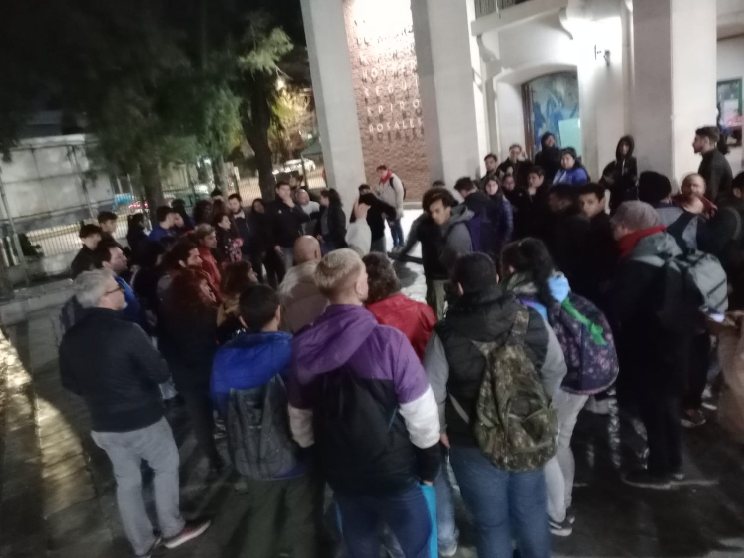 Asamblea de estudiantes ante el derrumbe del techo del ex Nacional