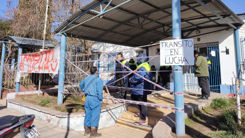 Plaza Huincul: Protesta de trabajadores del corralón municipal y de la dirección de tránsito