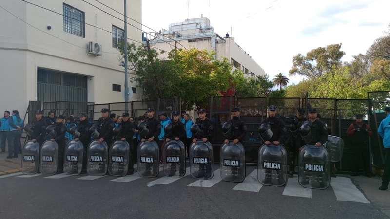 Enorme operativo de la Policía de la Ciudad para desalojar 107 familias en Parque Patricios