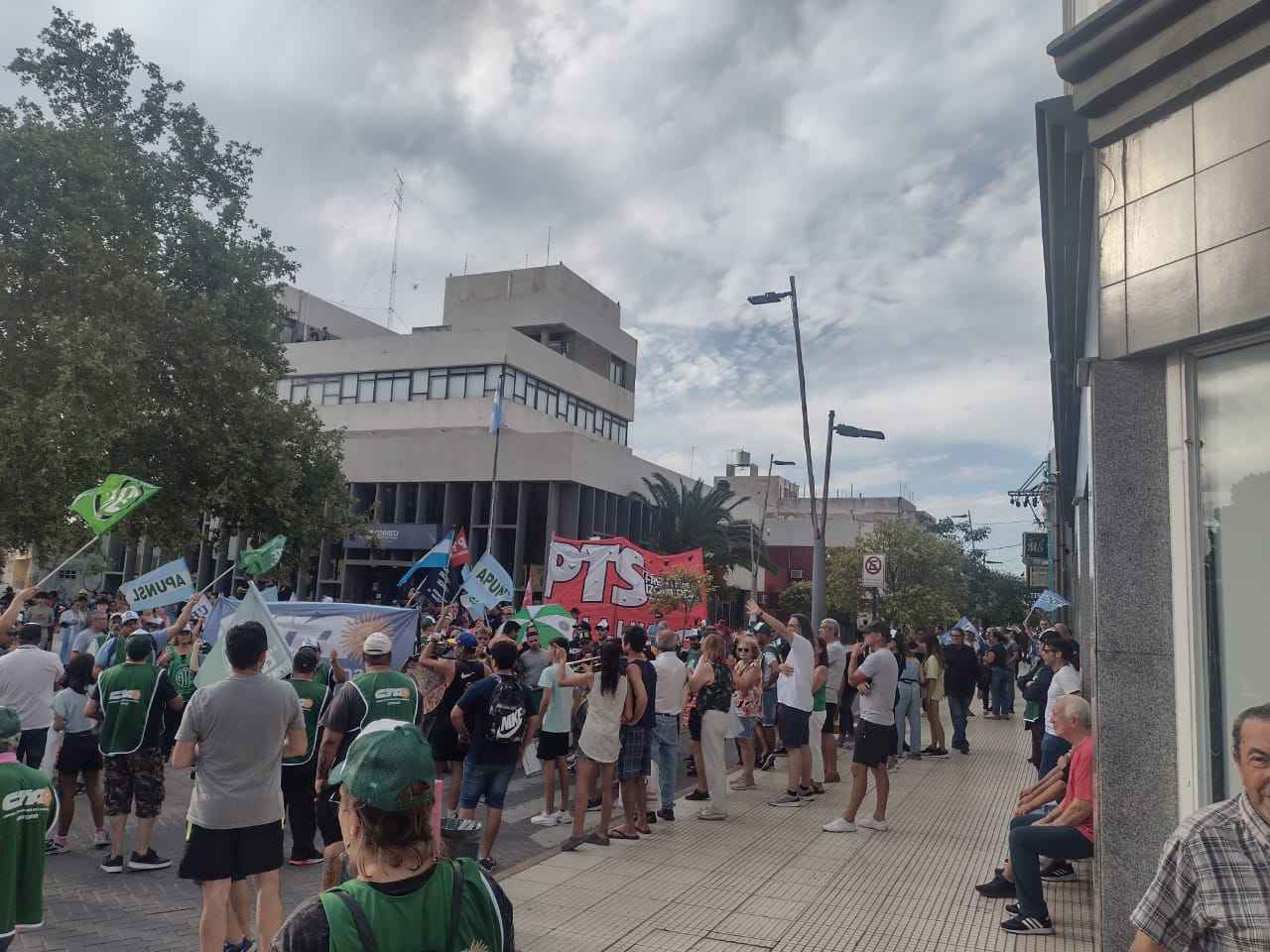 Movilización en San Luis: importante movilización de trabajadores contra el ajuste.