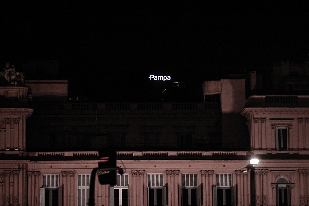 La Casa Rosada y el letrero de Pampa Energía. Foto: Matías Baglietto.