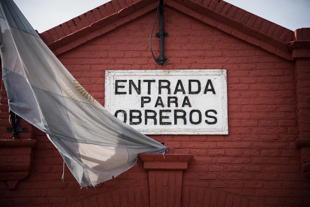 "Entrada para obreros".