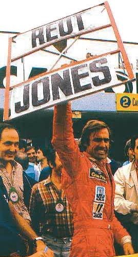 En Buenos Aires, Reutemann le hace un guiño a su hinchada. 