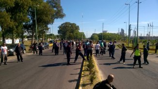 Ensenada: trabajadores de YPF cortaron acceso para reclamar por sus salarios