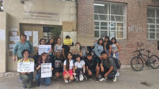 “Trabajamos y estudiamos en aulas de chapa”: abrazo a la Escuela 27 de La Plata