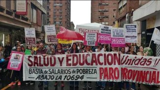 Pese a la intensa lluvia más de 20 mil docentes y trabajadores de la salud en las calles