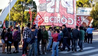 21F: Corte de los trabajadores de Fadea para denunciar los despidos y las suspensiones