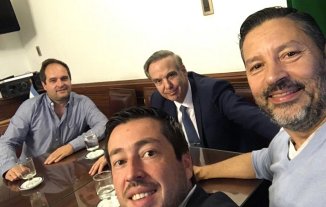 Un adelanto del futuro: tres intendentes de Unidad Ciudadana sonrientes con Pichetto