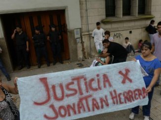 Gatillo fácil : prisión preventiva para cuatro policías por el asesinato del joven Jonathan Herrera