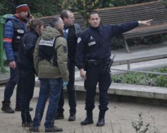 Se entregó uno de los sospechosos del atentado en París