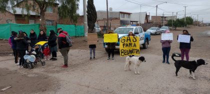 Denuncian la falta de servicios y viviendas con corte de calles en Centenario