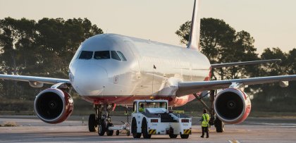 Trabajadoras despedidas relatan la crudeza de la cesantía tras despidos masivos en Aeropuerto de Santiago 