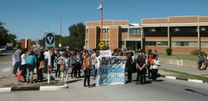 Bahía Blanca: Docentes, padres y alumnos cortan una avenida y expresan su bronca por el cierre de los Bachilleratos de adultos