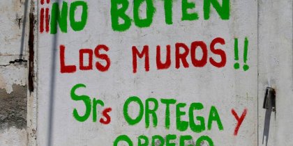 El muro que mantiene al rojo vivo el conflicto entre vecinos de La Legua, autoridades y Carabineros