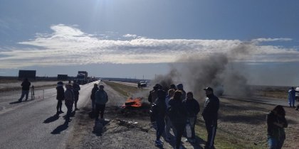 Urgente: Trabajadores de FyRSA cortan la ruta 3 ante incumplimiento del compromiso de poner a funcionar la planta en Rawson 