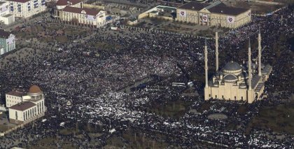 Cientos de miles protestan en Chechenia contra las caricaturas de Charlie Hebdo