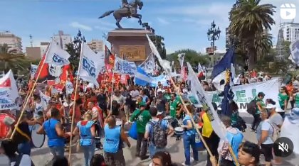 Santa Rosa: Concentración y marcha contra el DNU de Milei