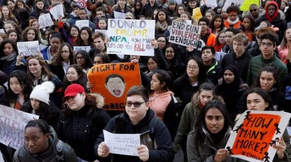 Estudiantes estadounidenses salen a las calles a un mes de la masacre de Parkland