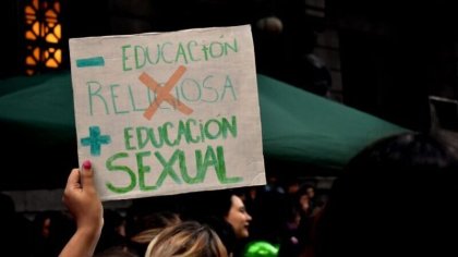 Tras meses de hostigamiento, despiden a profesora por defender a un alumno trans