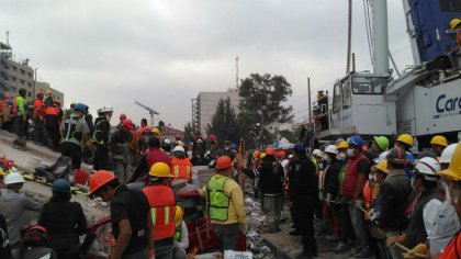 Hay vida bajo escombros en fábrica de textiles