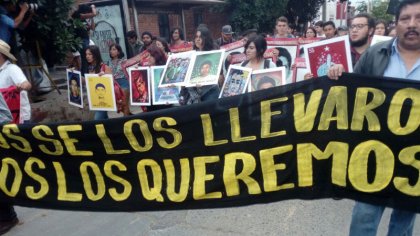 Miles marchan en Guadalajara por los 43 de Ayotzinapa