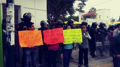 Se movilizan contra despidos de trabajadores de la educación en Michoacán