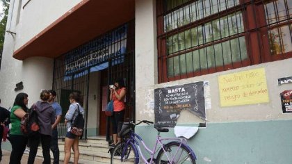 Policía allana una escuela en Mendoza y hace desnudar a trabajadoras de la educación