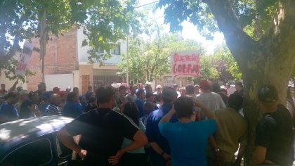 San Rafael: trabajadores de La Colina reclaman por salarios adeudados y contra el cierre de la fábrica