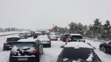 Nieva sobre privatizado: atrapados 18 horas en carretera