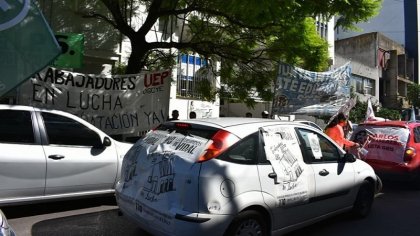 La Plata: movilización contra los despidos confluye en el Ministerio de Trabajo 