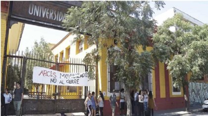 Estudiantes de Arcis interponen recurso de protección contra el cierre de la universidad