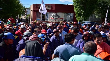 Marcha de los mineros de Río Turbio por Río Gallegos - YouTube